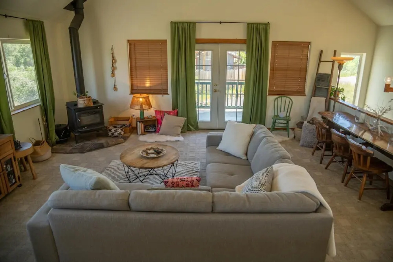 Pet Friendly Downtown Green Cabin Haven