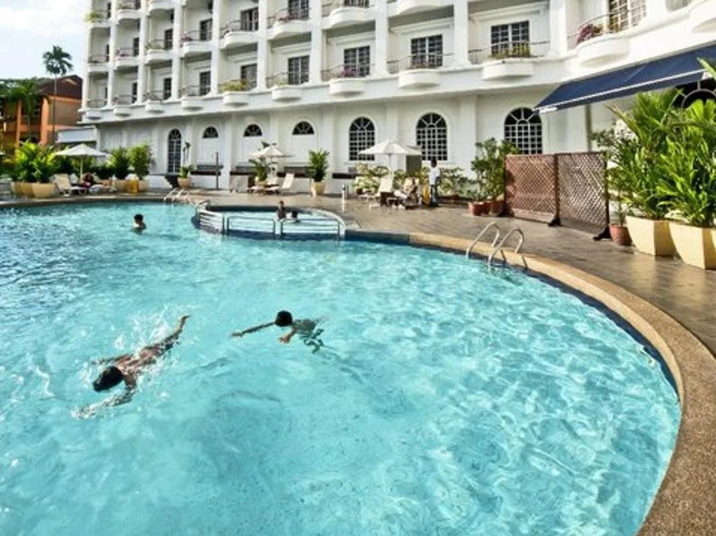 Flamingo Hotel by The Lake