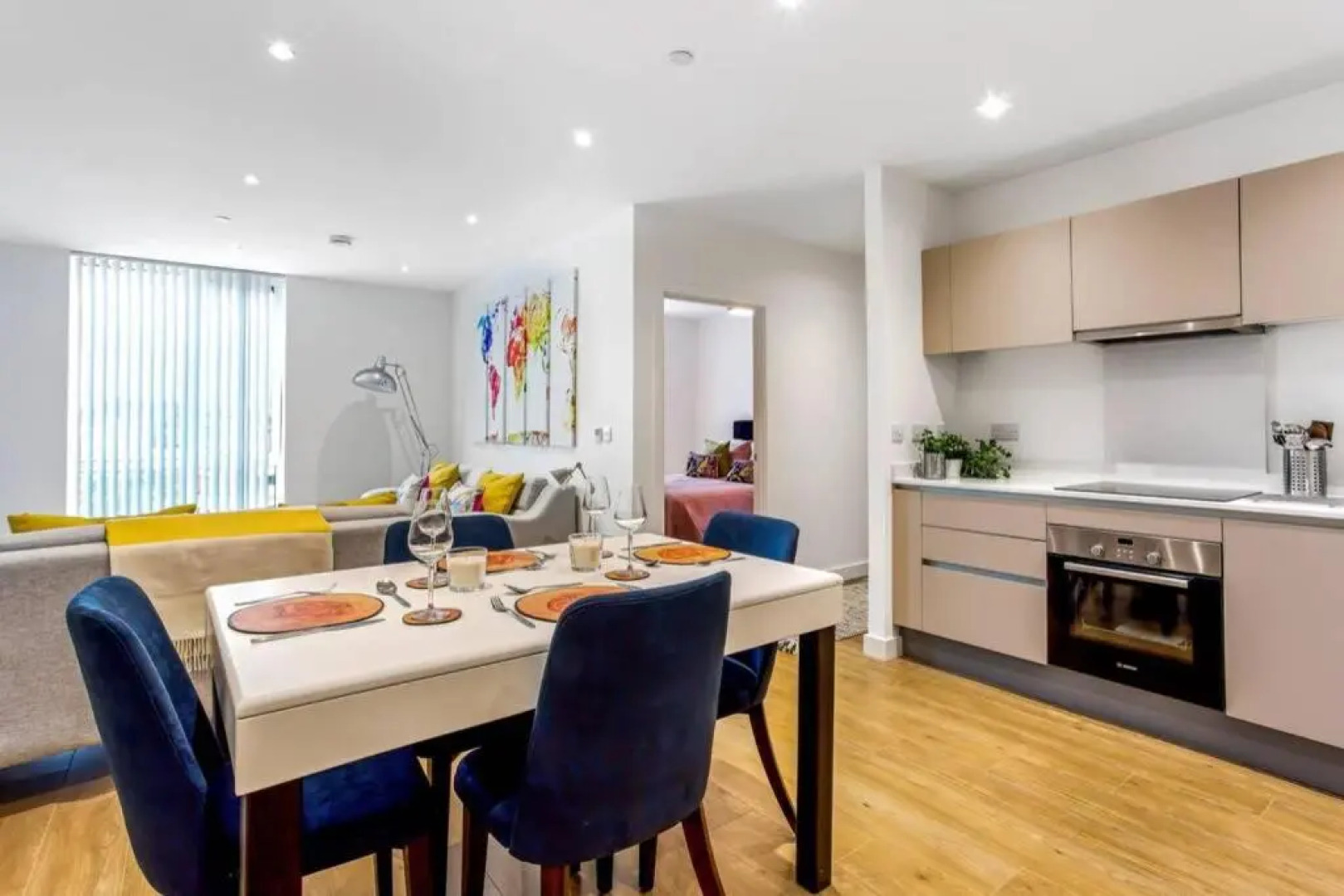 Stunning 2 Bed/2 Bath In Town Centre & Parking!