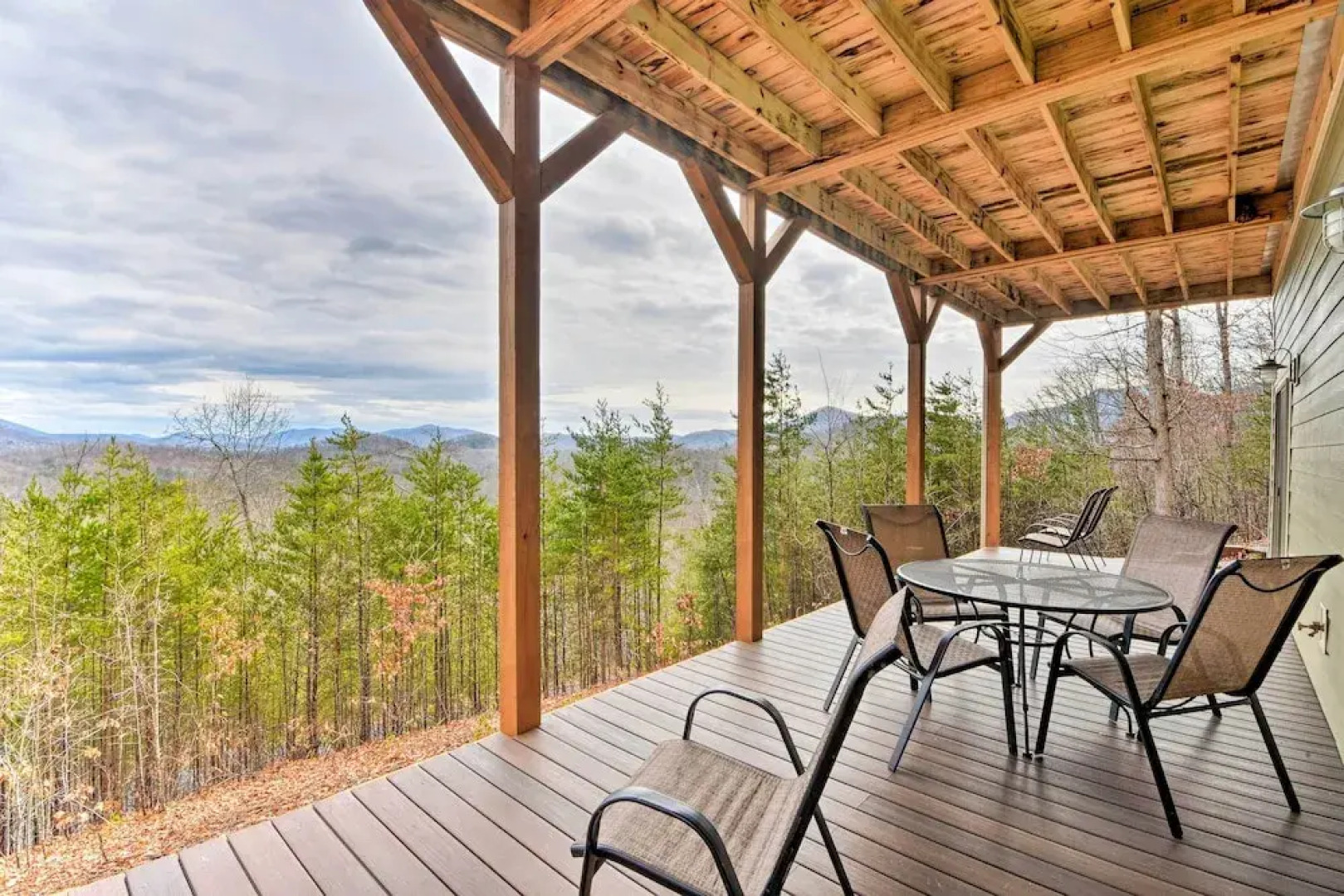 Hiawassee Home w/ Views < 1 Mi to Lake Chatuge