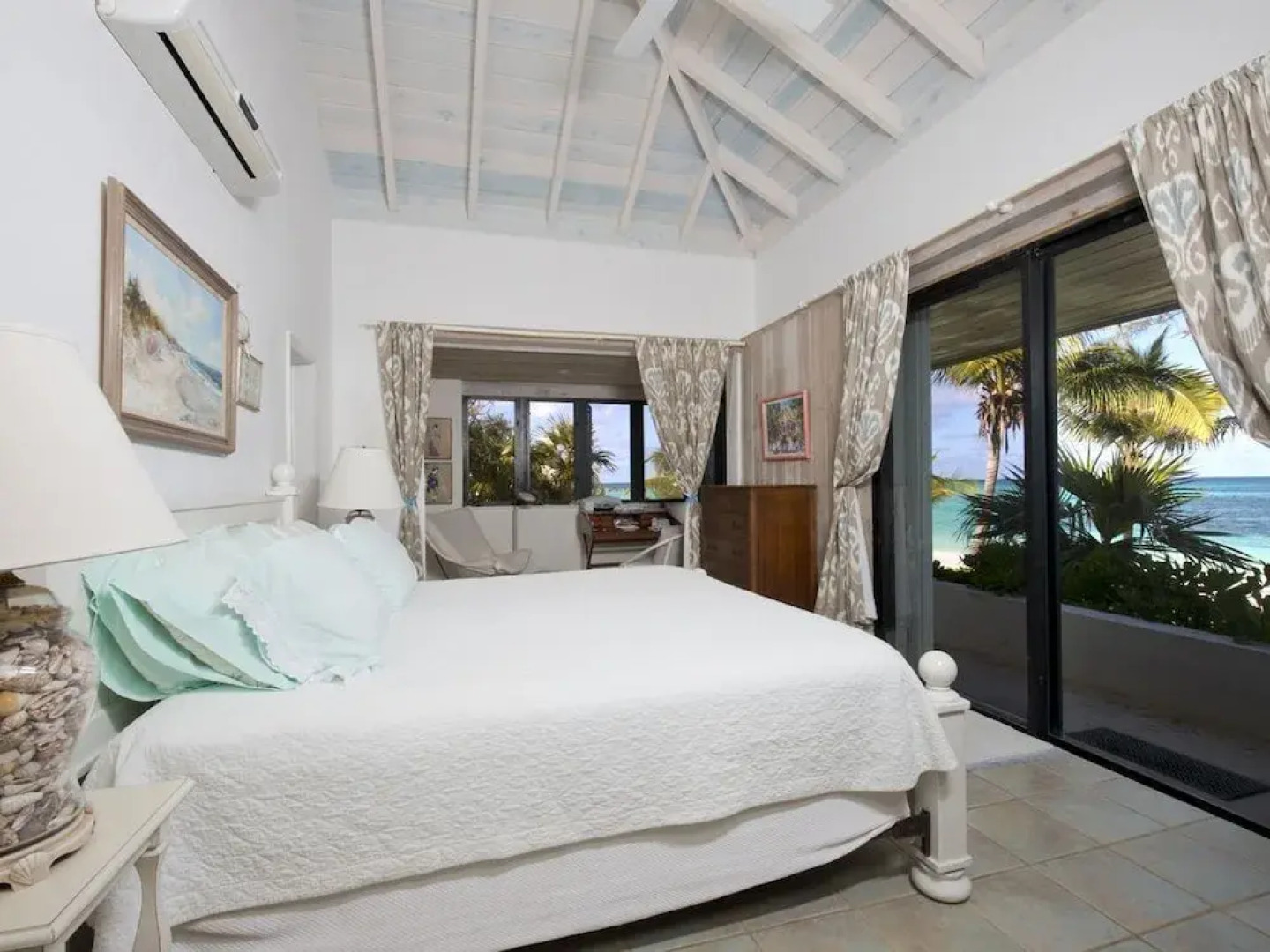 Tropical Hideaway: Charming Cottage Near Pink Sands Beach