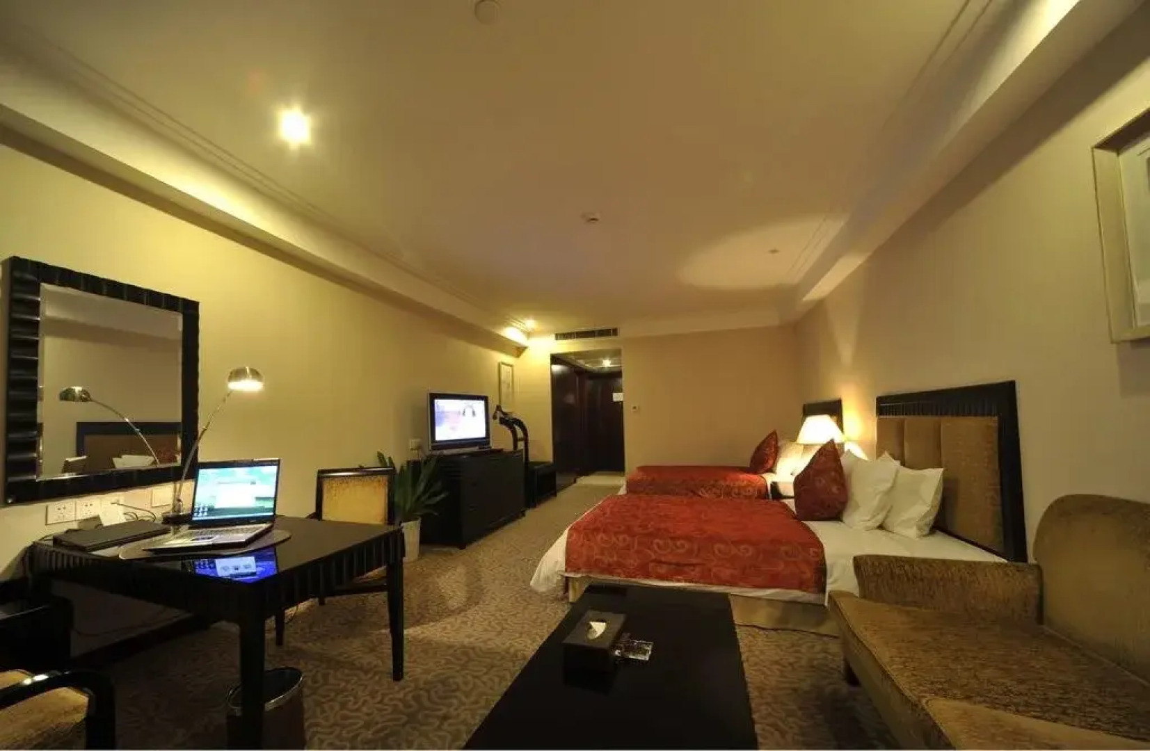 Yining Huarui Business Hotel