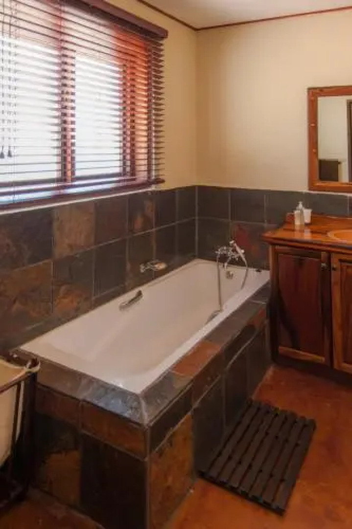 Impisi Lodge Safari and Golf Guesthouse