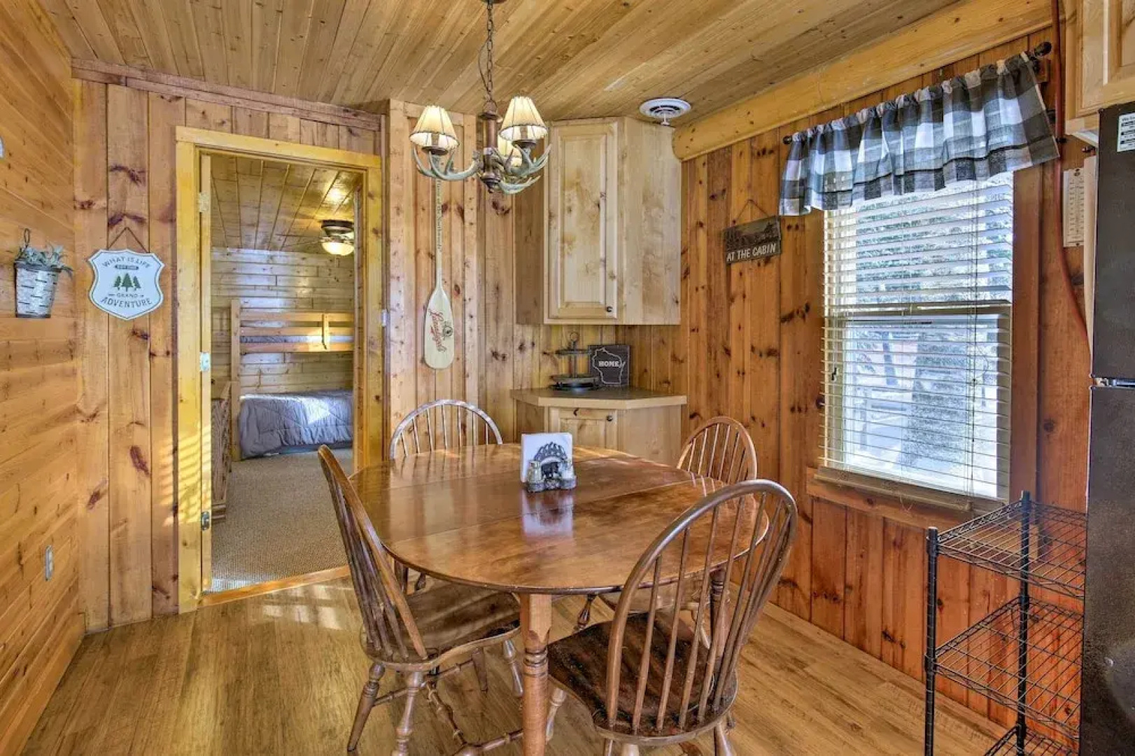 Charming Lost Lake Cabin: Fish, Boat & Hunt!
