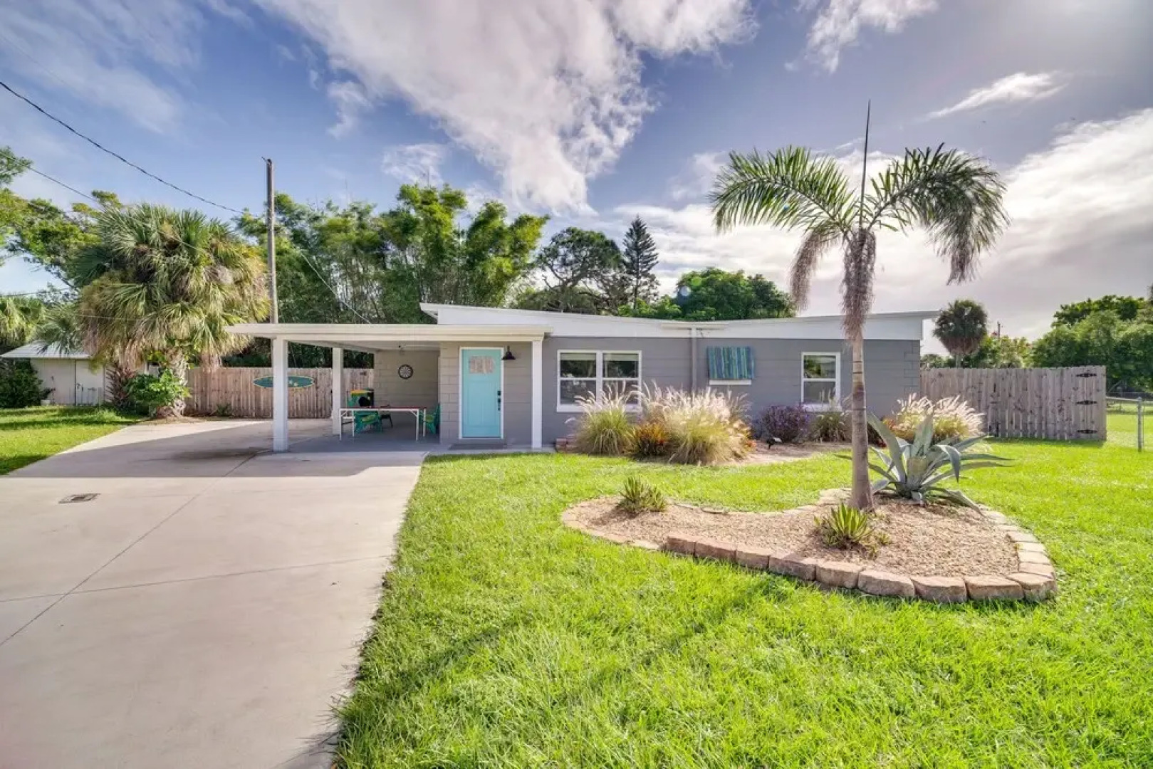 Chic Melbourne Cottage w/ Fire Pit, 4 Mi to Beach!