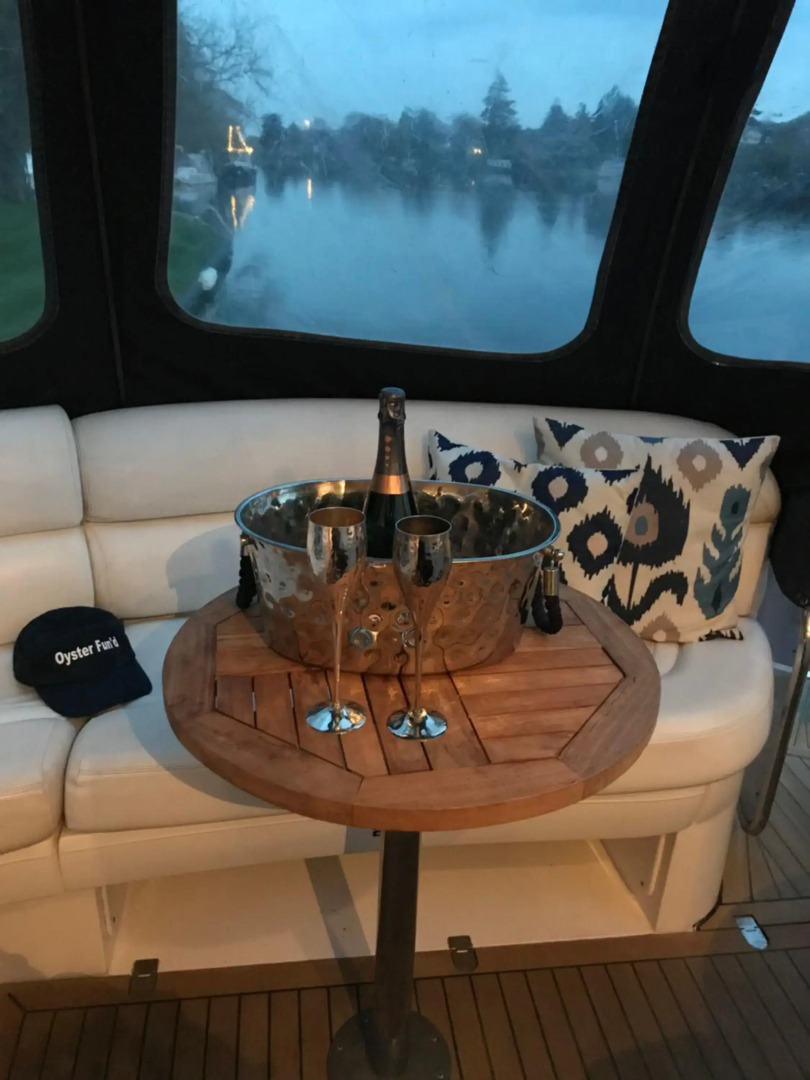 ENTIRE -HEATED -LUXURY YACHT - moored on Private Island -WIFI -sleeps up to 4 Adults or Adults with children over 2 years old -LAPLAND UK THORPE PARK LEGOLAND WINDSOR CASTLE HEATHROW ASCOT RACES WENTWORTH SAVILLE GARDENS LONDON