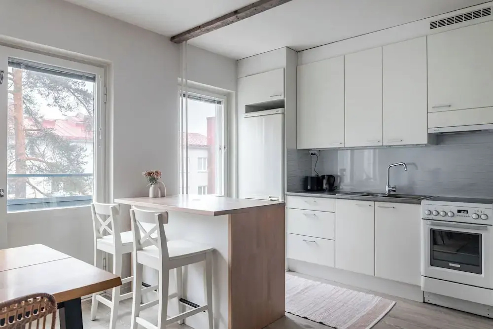 2BR Apt near Center with Free Parking