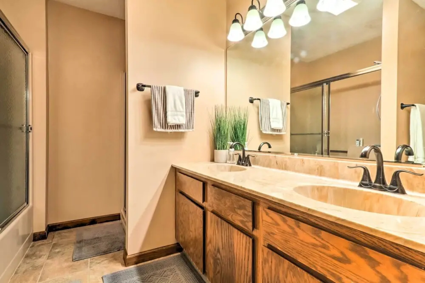 Lake Harmony Home w/ Deck - 3 Mi to Ski Slopes!