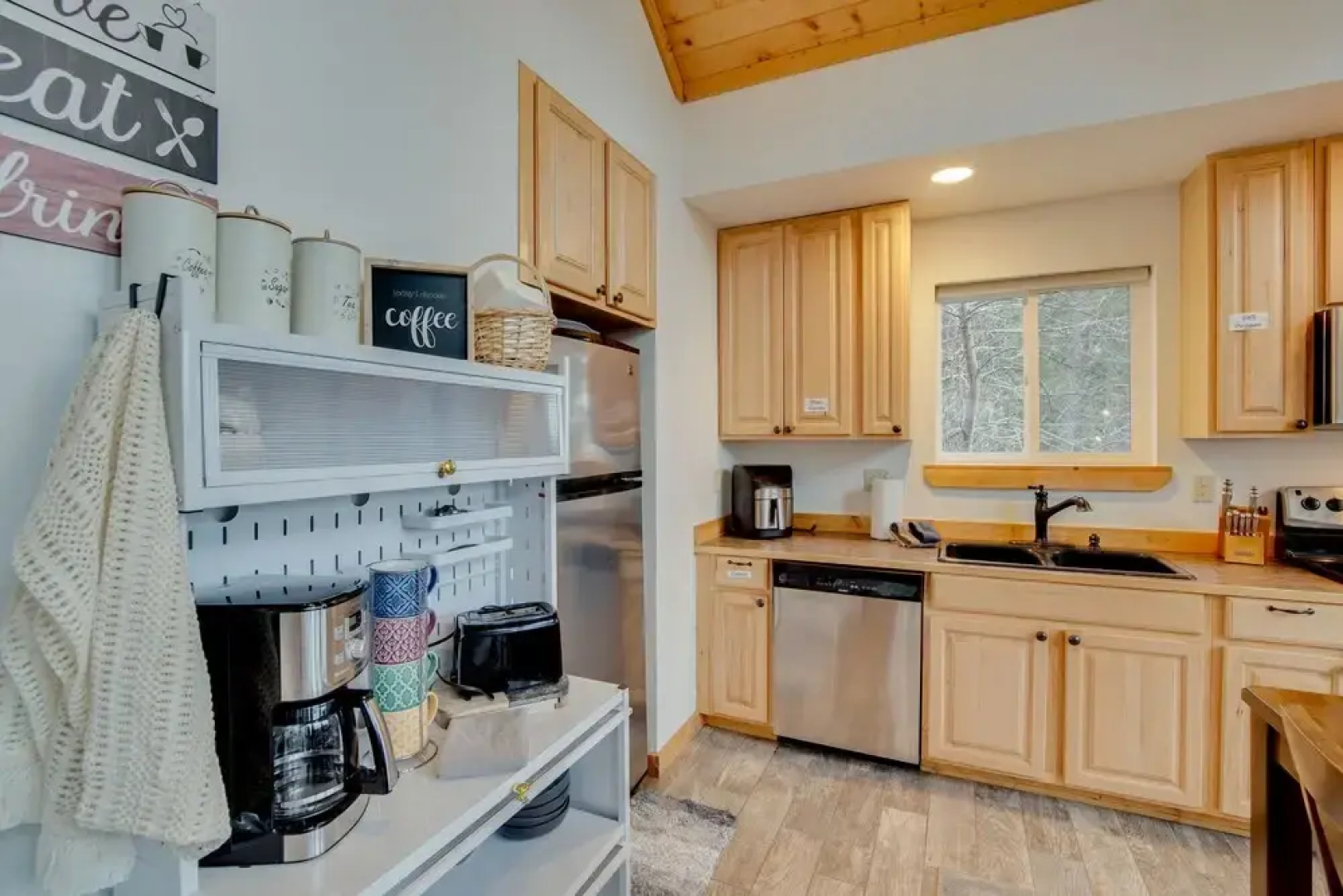 Cabin w/ Hot Tub & Fire Pit: 2 Mi to Cle Elum Lake