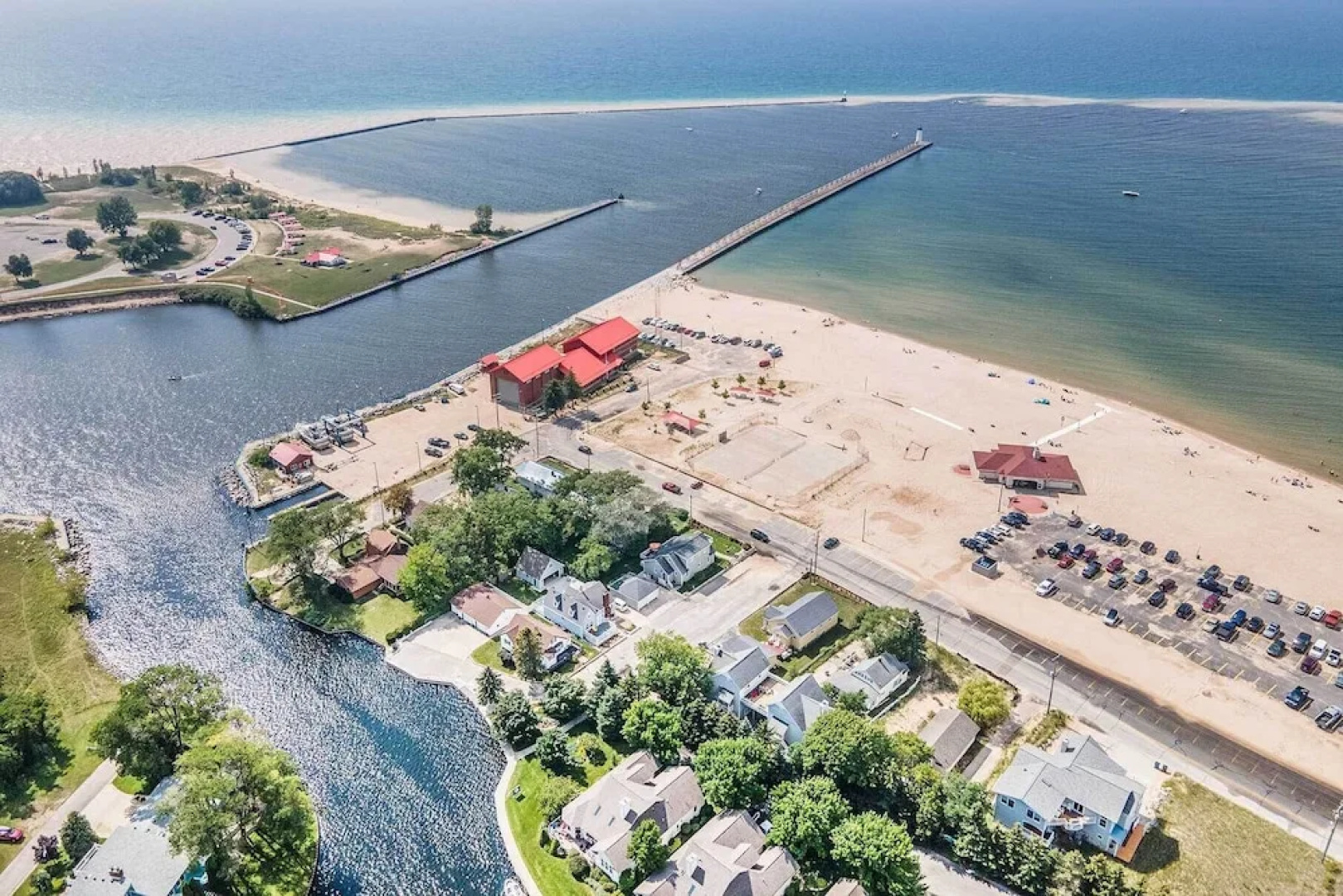 Chic Manistee Cottage: Steps to Lake Michigan!