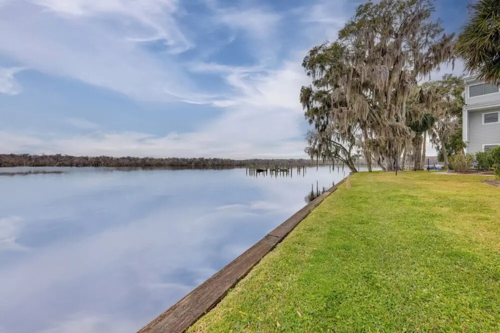 River-view Condo w/ Boat Slip in Welaka!
