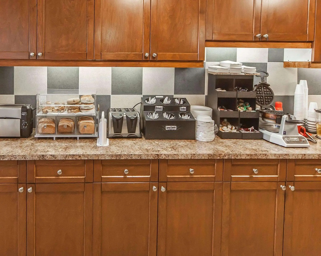 Econo Lodge Inn & Suites