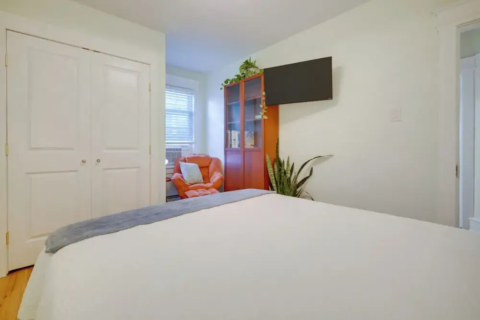 Walk to Beach: Dog-friendly Ventnor City Retreat!