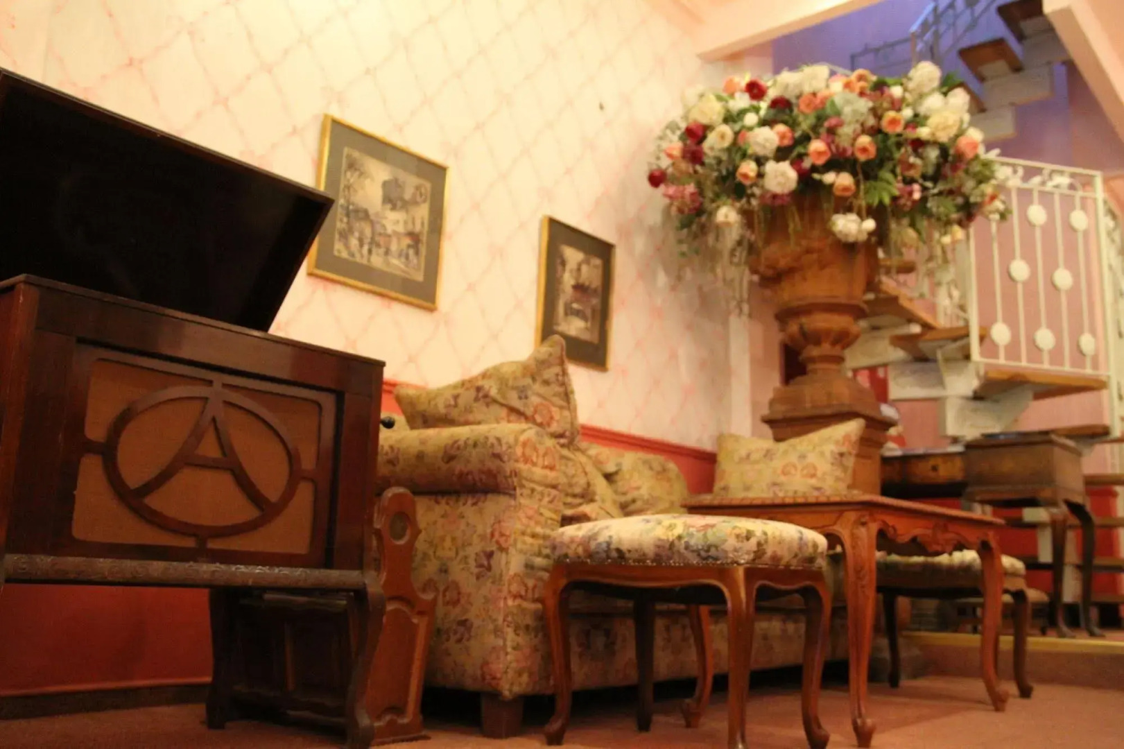 The Elliot - Adults only