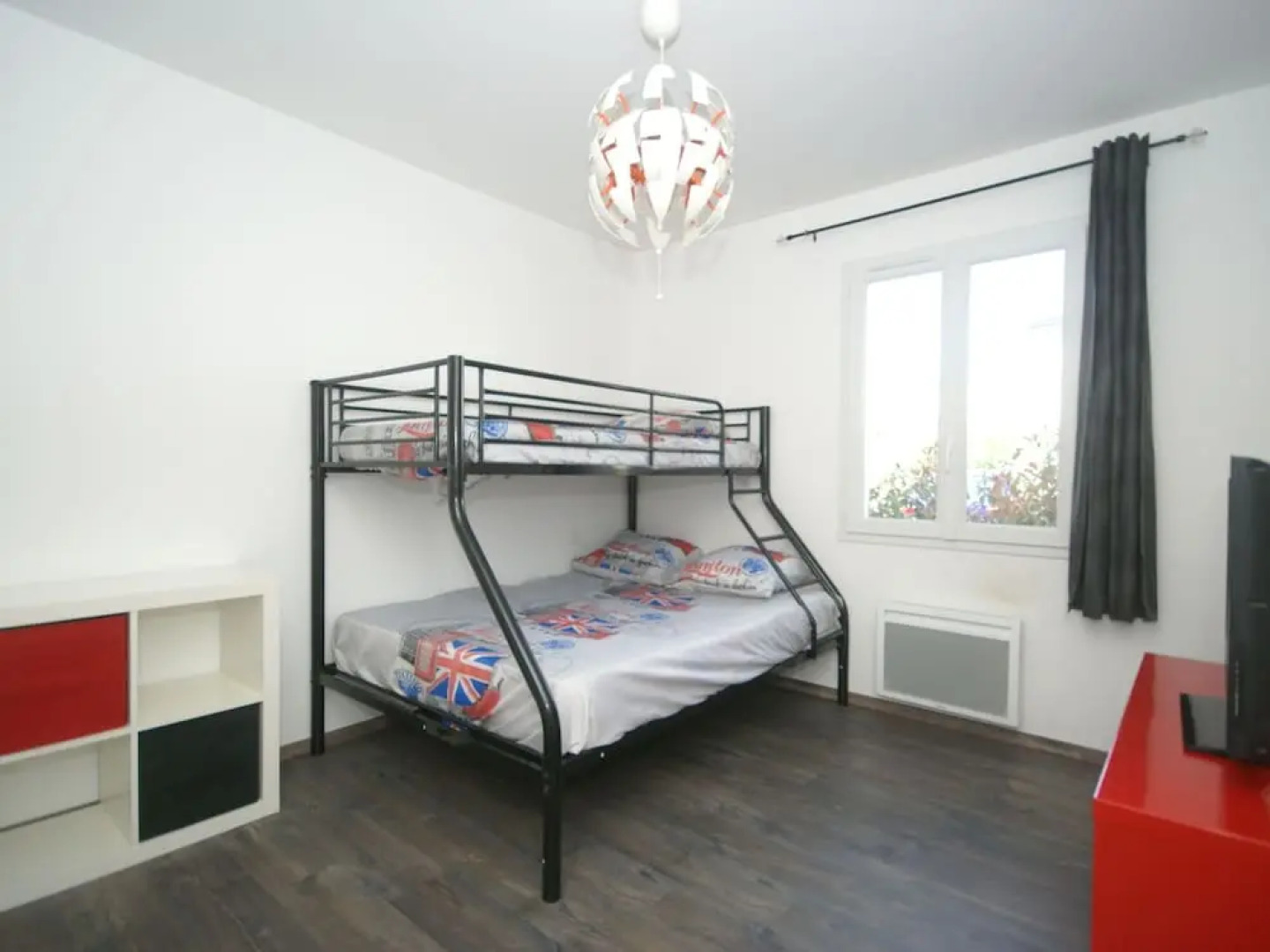 Modern holiday home with private swimming pool, air conditioning and enclosed garden