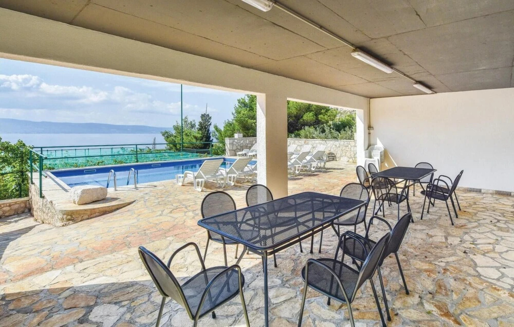 Awesome Home in Duce With Wifi and 9 Bedrooms