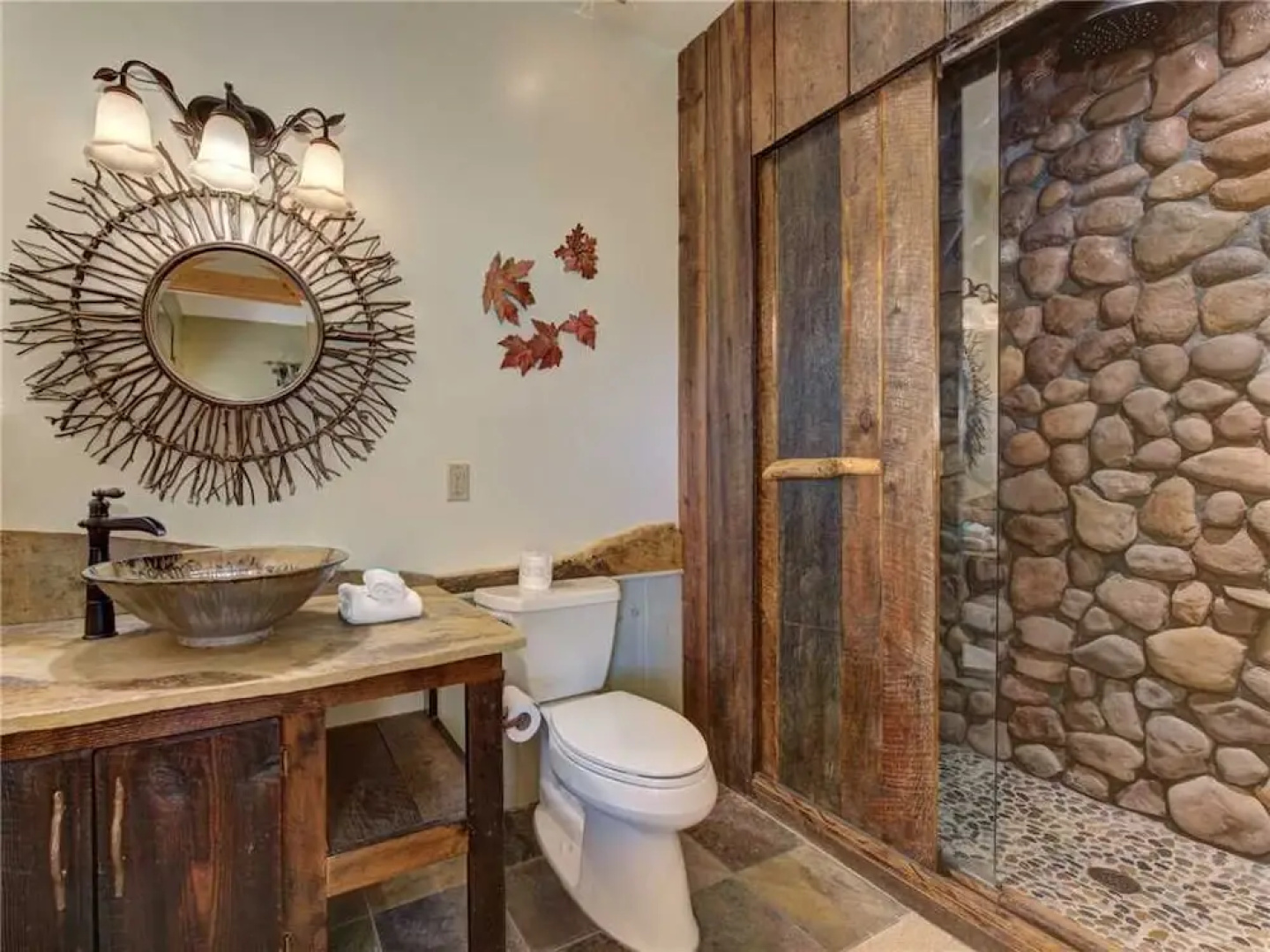 Riversound Romance 2 Bedroom Home with Hot Tub