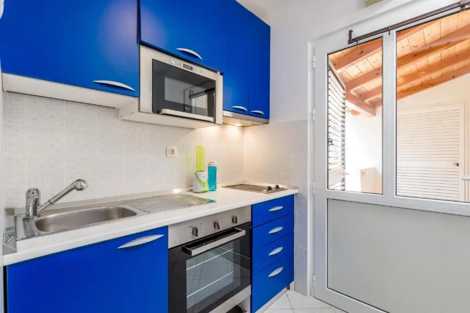 Apartment in pinewood near the sea