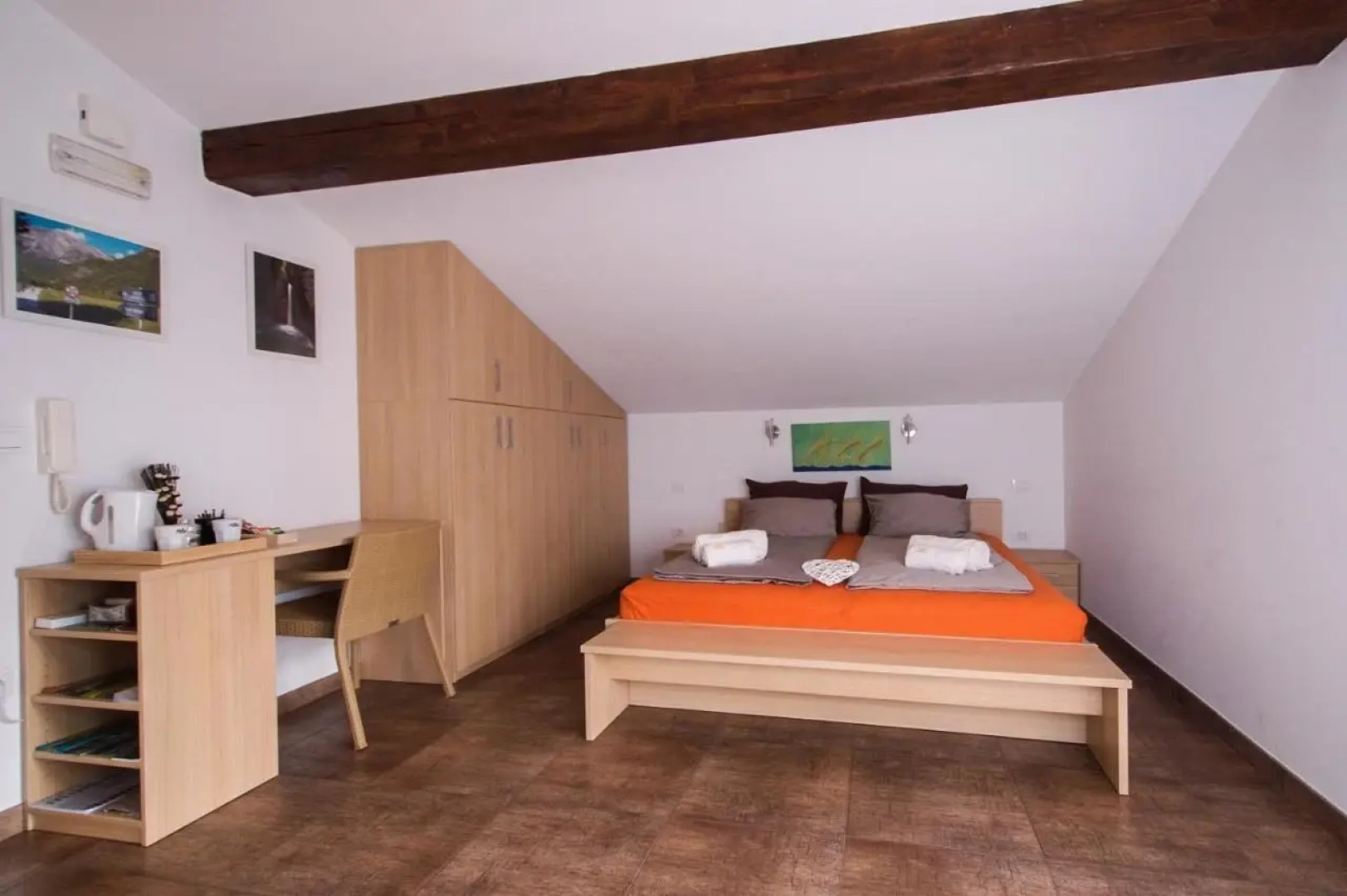 Apartment and Rooms HISA SONCA