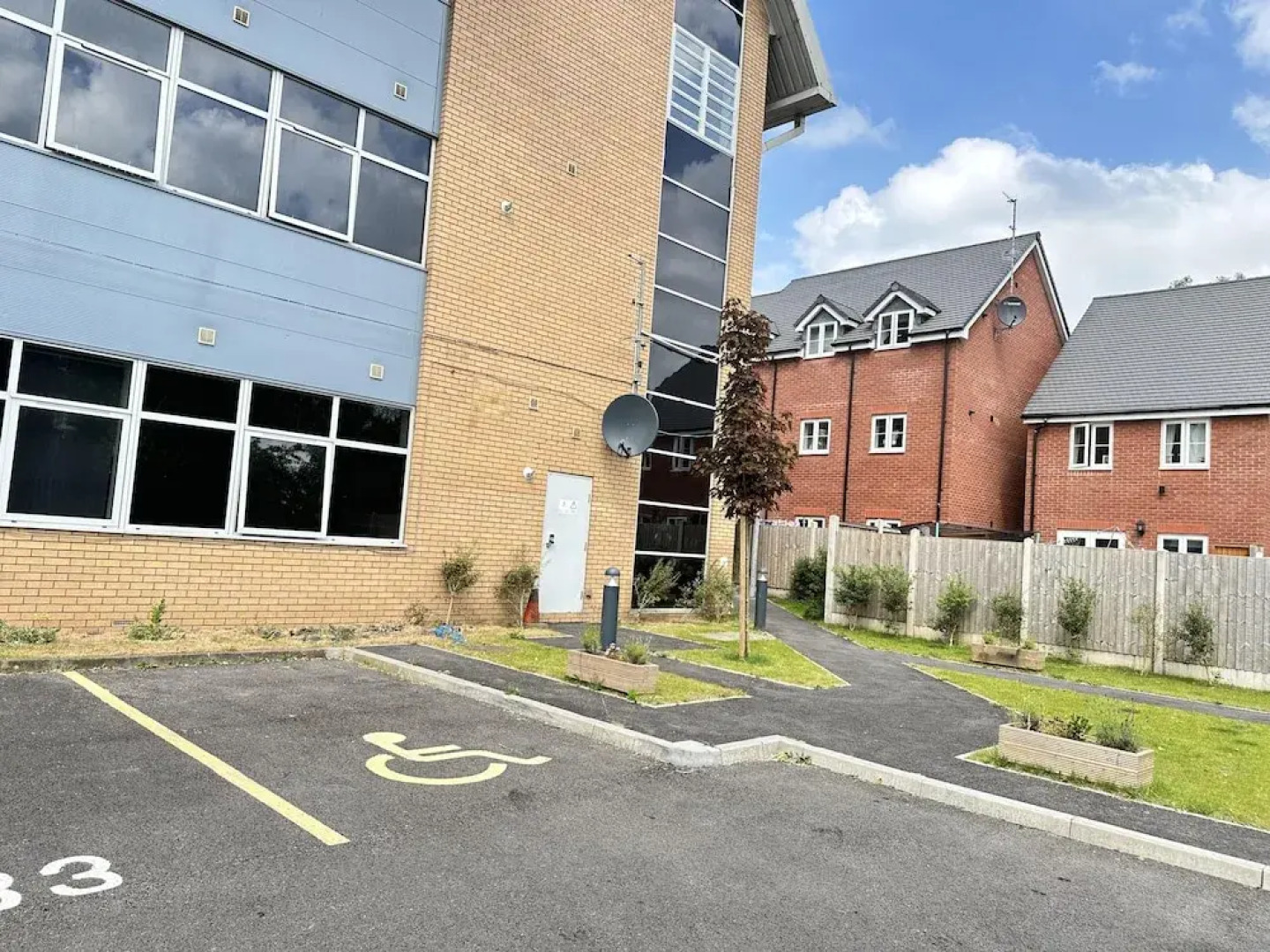 2 Bed Apartment - Sleeps 4 - Wifi - Parking