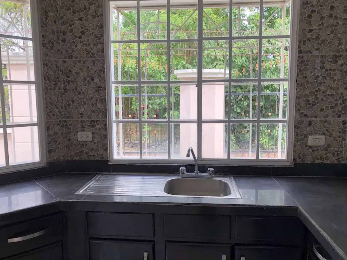 4 Bed House-sleeps 8-pet Friendly-private Garden