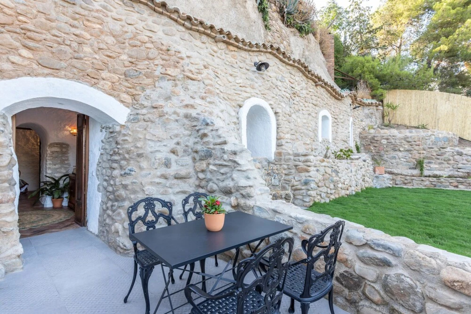 Traditional Cave House With Swimming Pool Near to City Center. Cueva del Cadí