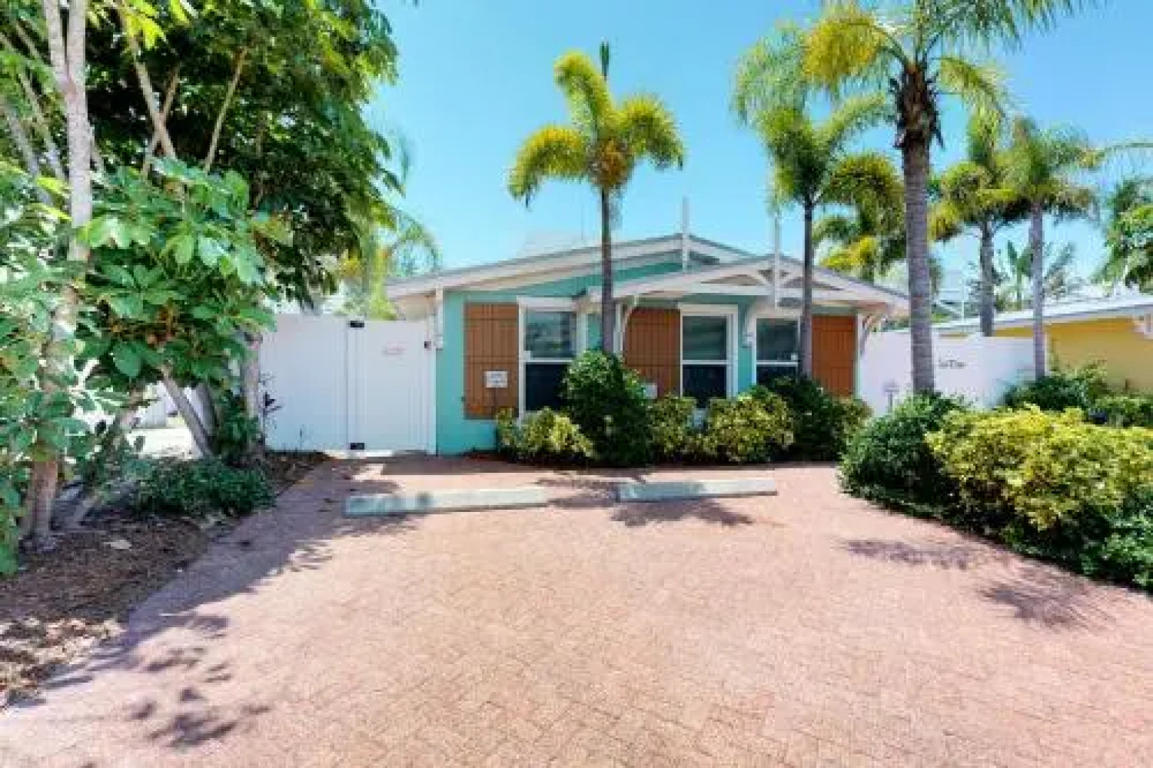 Palm Isle 3204 by RedAwning