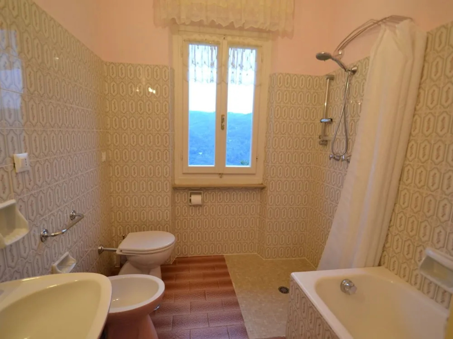 Villa in the Tuscan Hills: Relax in a Magnificent Landscape