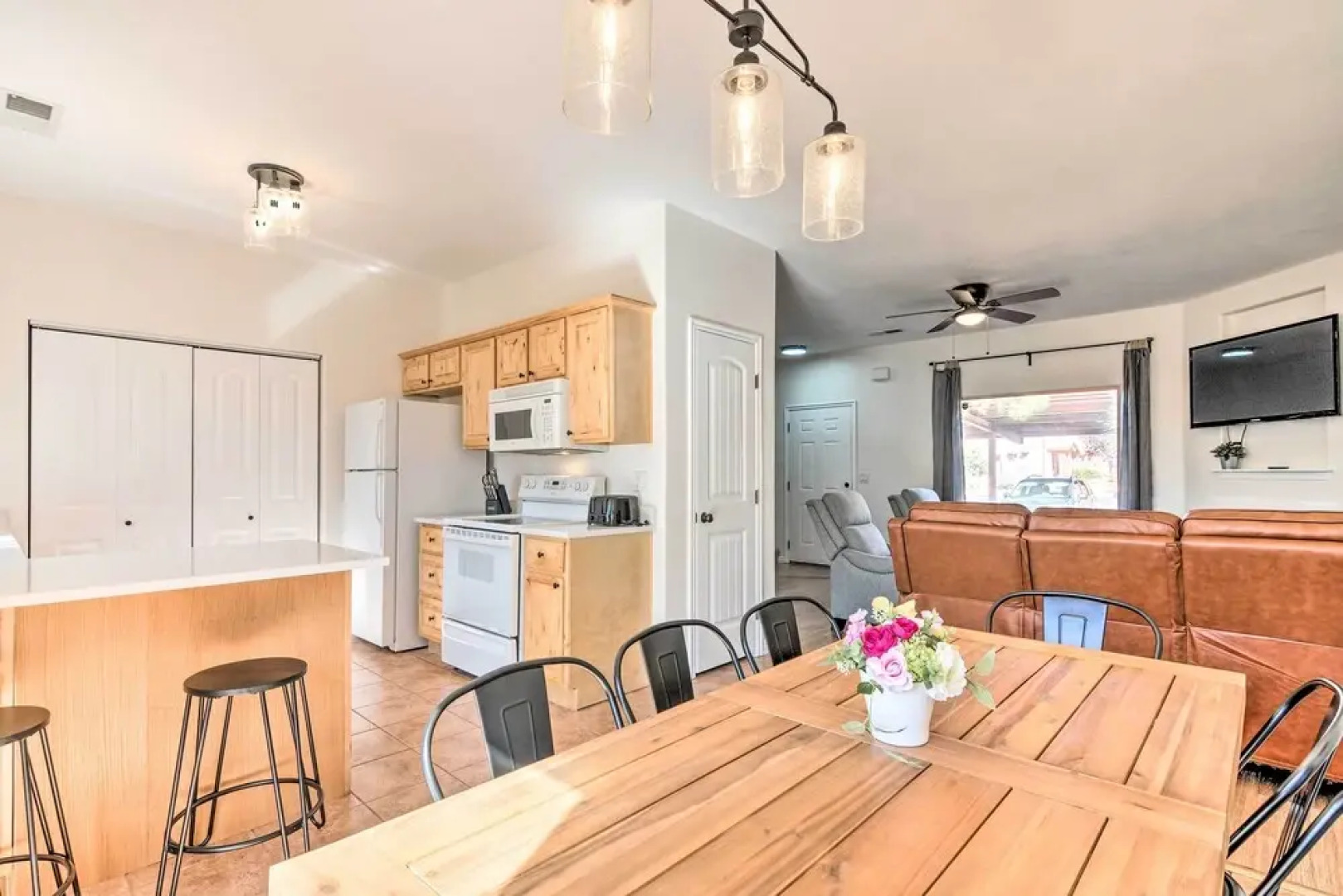 Updated Townhome w/ Patio & Red Rock Views!