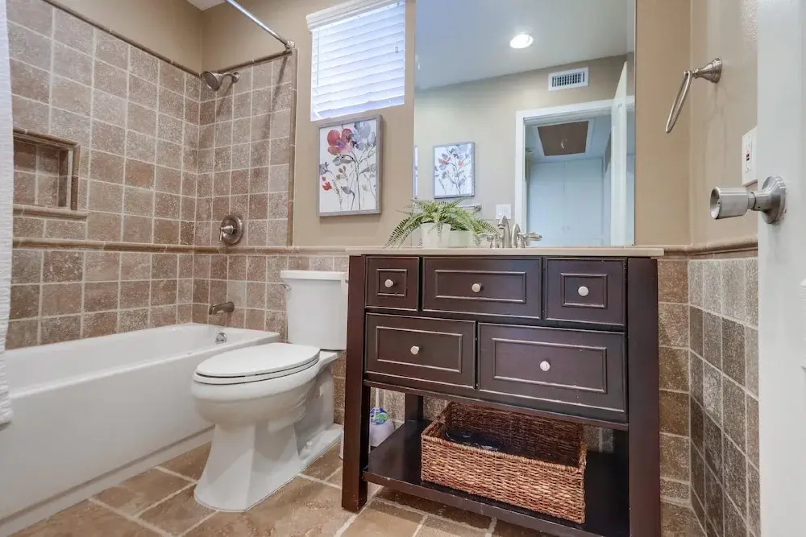 Beautiful Backyard Oasis 5 bedroom 3 Bathroom Home