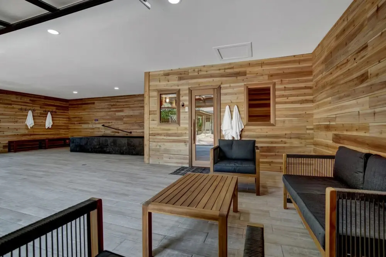 Huge Luxury Home Hot Tub and Sauna 2 mi to Dwntn