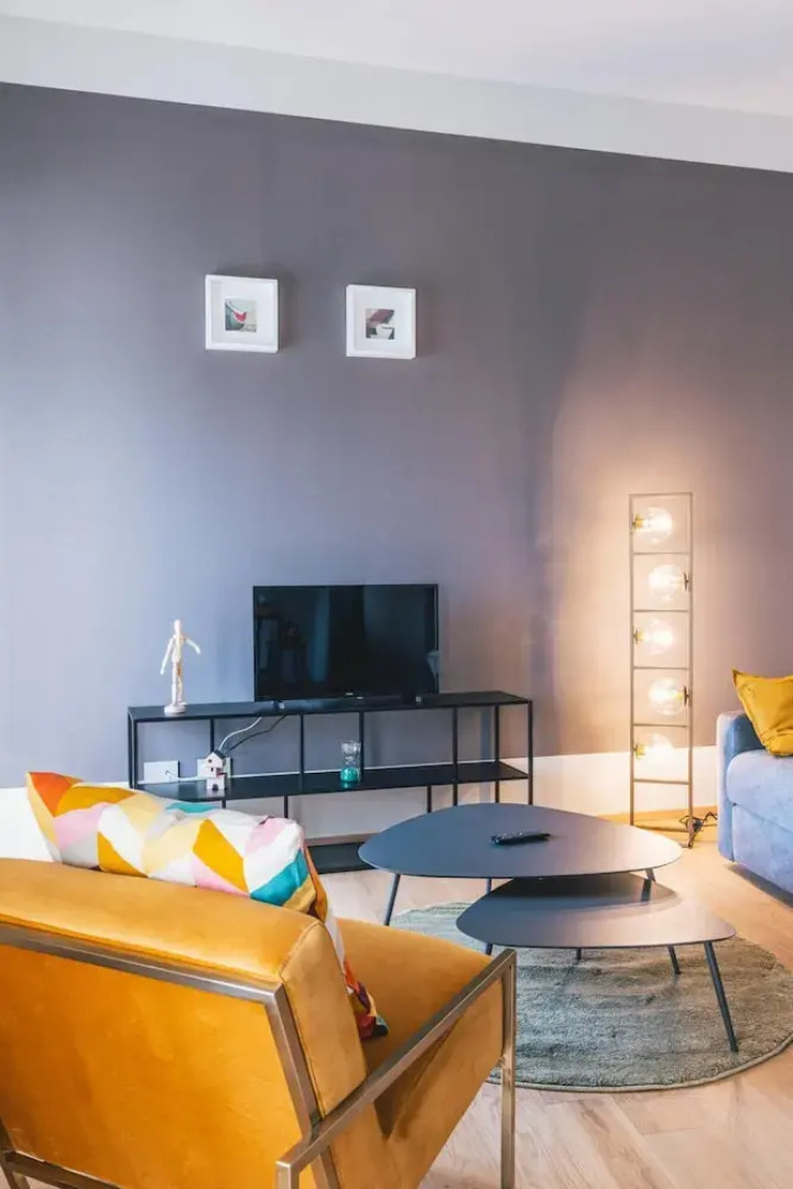 Elide B Tastefully Furnished Apartment Lakefront