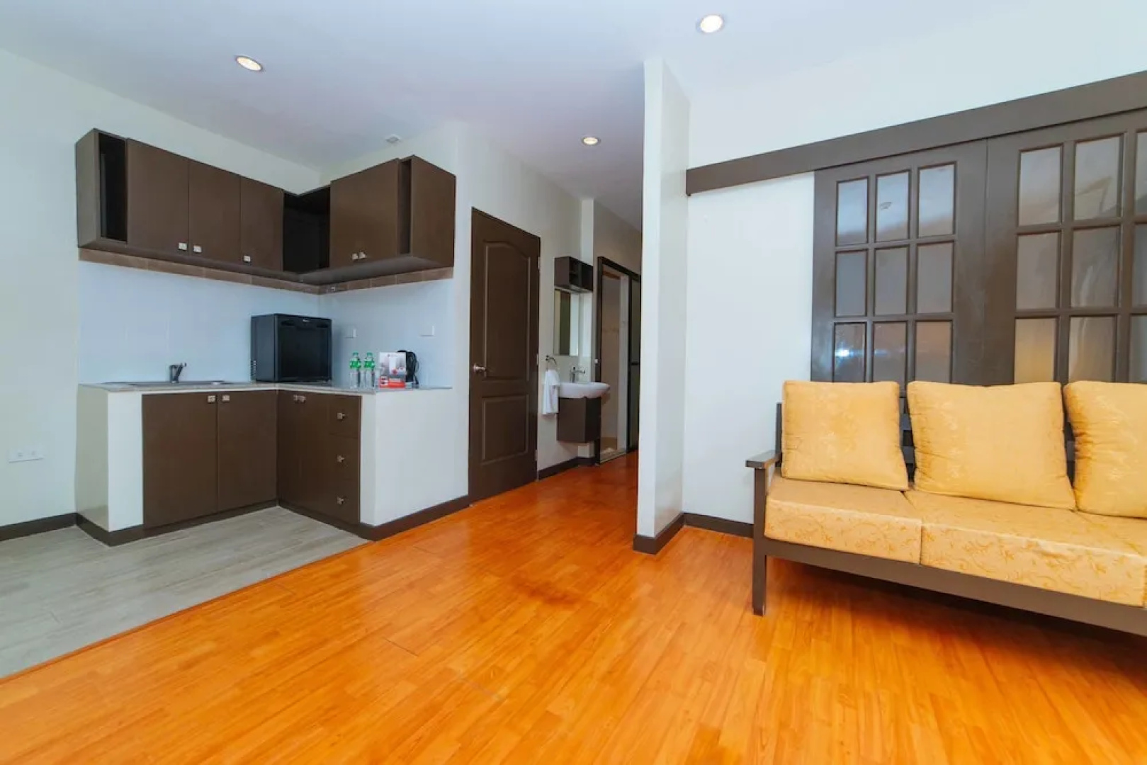 RedDoorz Premium @ Sta Rosa Tagaytay Road