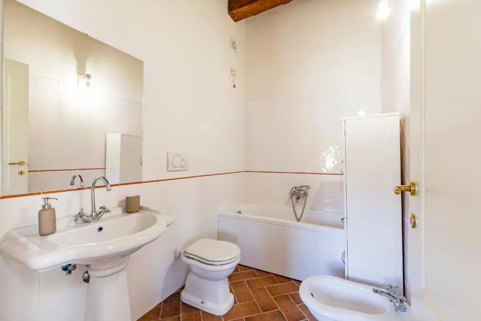 Bright Apt With Terrace and Shared Pool