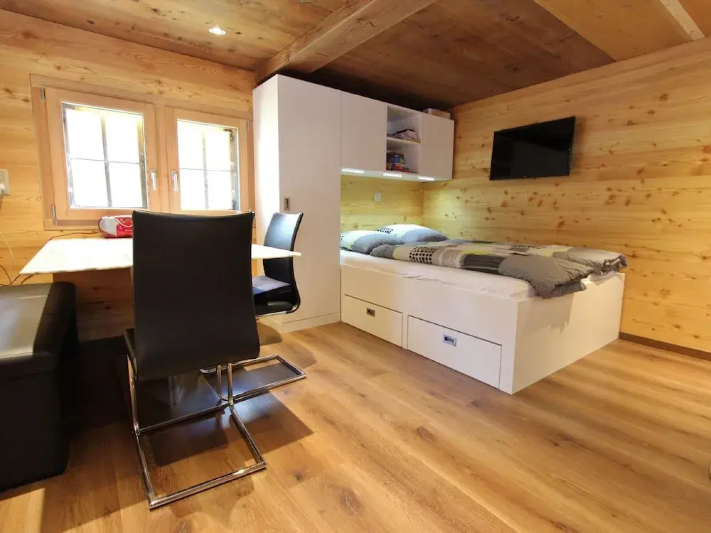 Mountain View Holiday Home in Binntal near Lengtal Deck