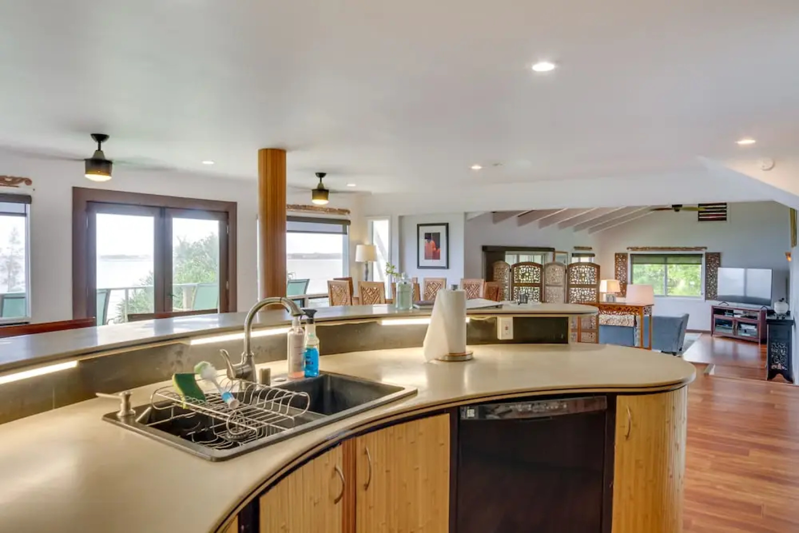 Hilo Home w/ Private Deck + Stunning Ocean Views!