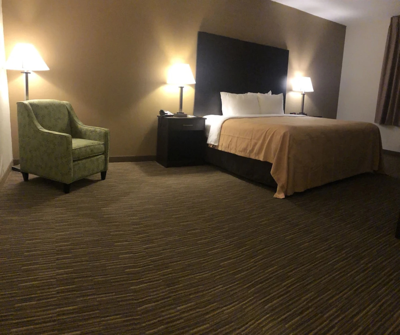 Econo Lodge Inn & Suites