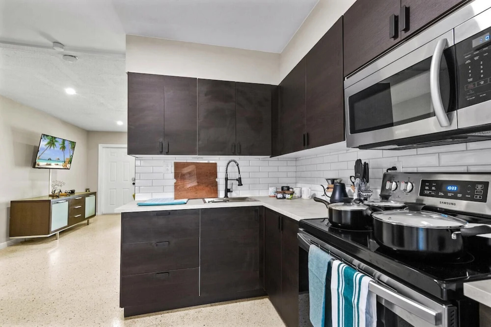 King /Queen Bed Mins from beach. Perfect get-away!