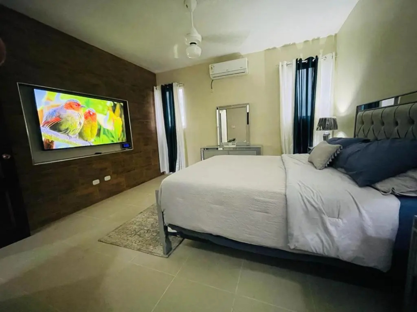 Condo 3 Bd Apt, Internet,2 Parqueo,lavadora,ac