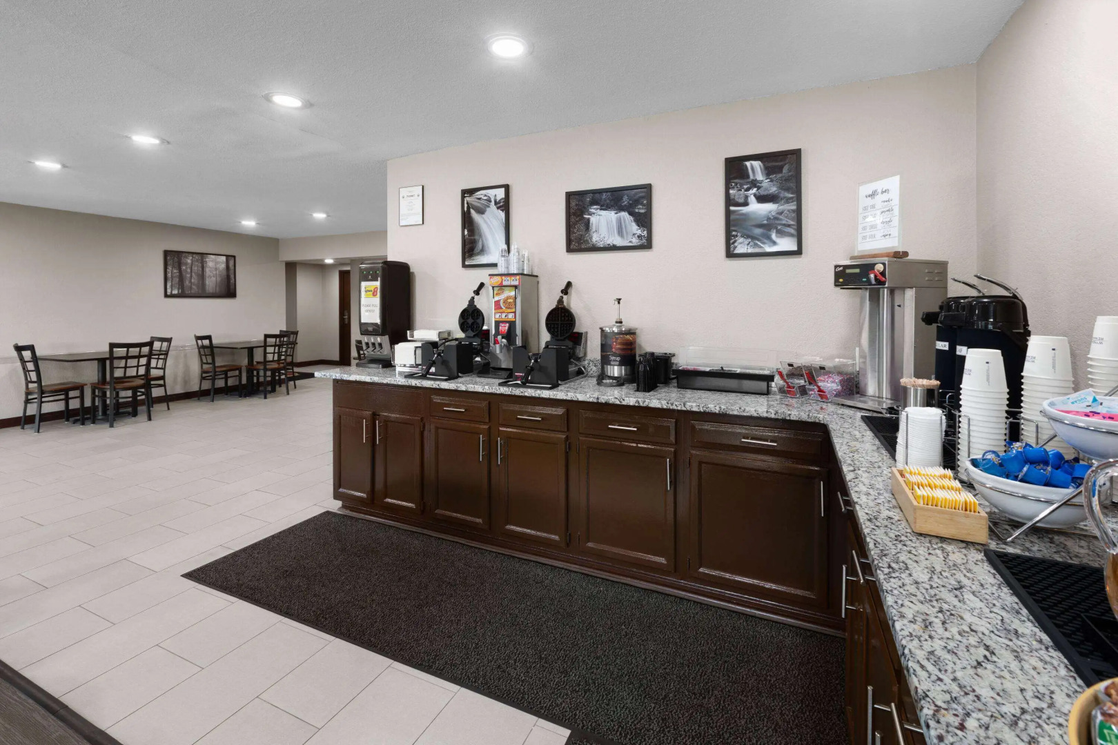 Super 8 by Wyndham Fairmont