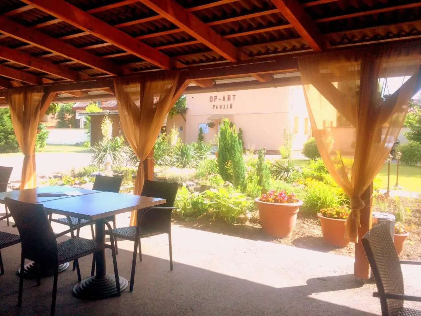 OP-ART Etterem es Panzio