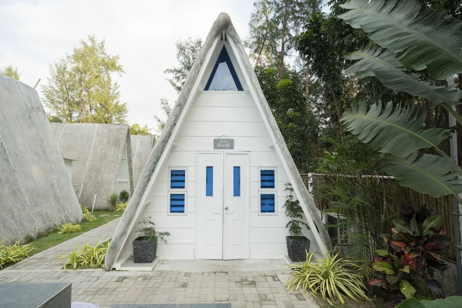 Costas De Liwa Bar & Beach Resort