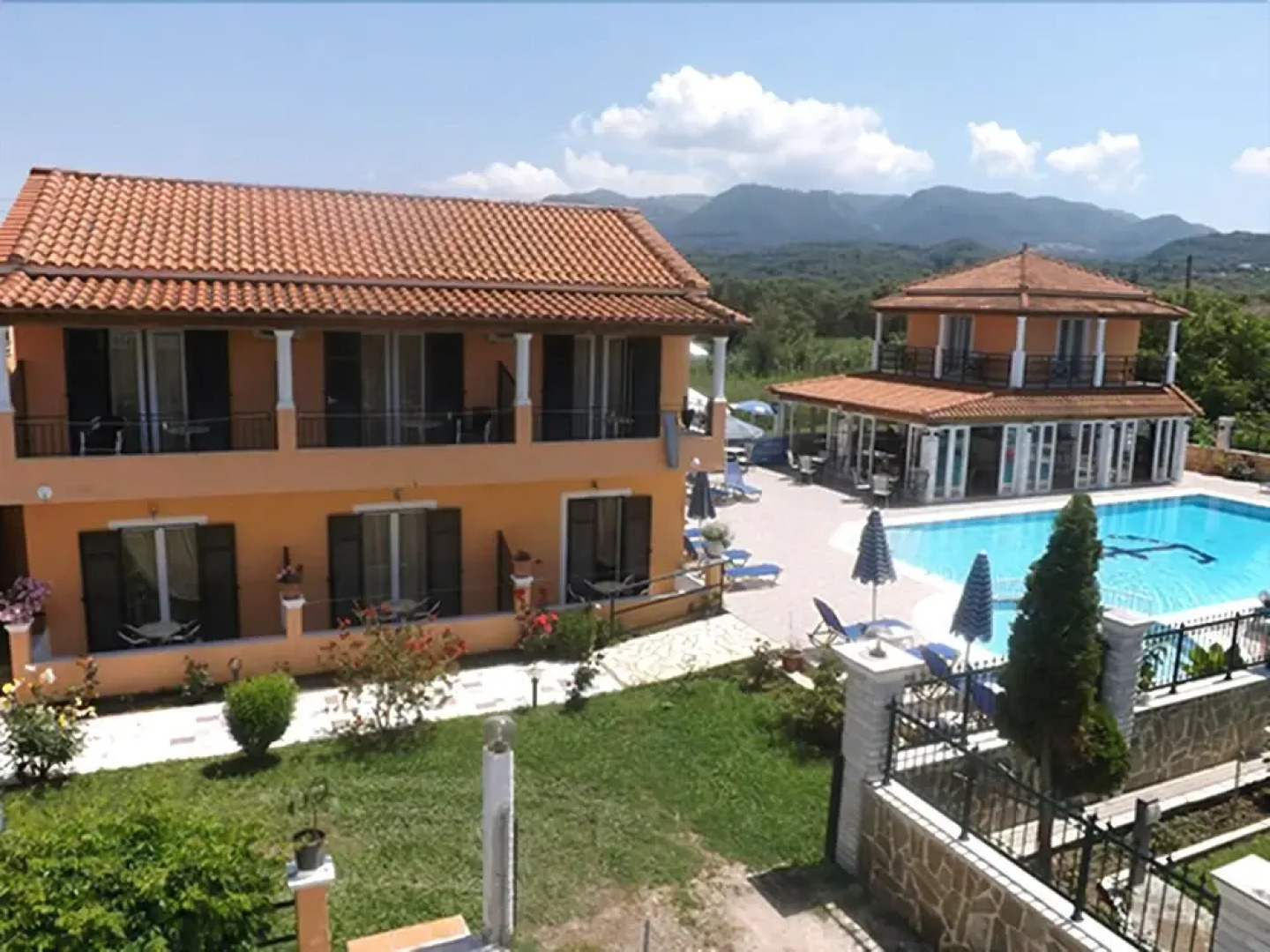 Makis Studios & Apartments