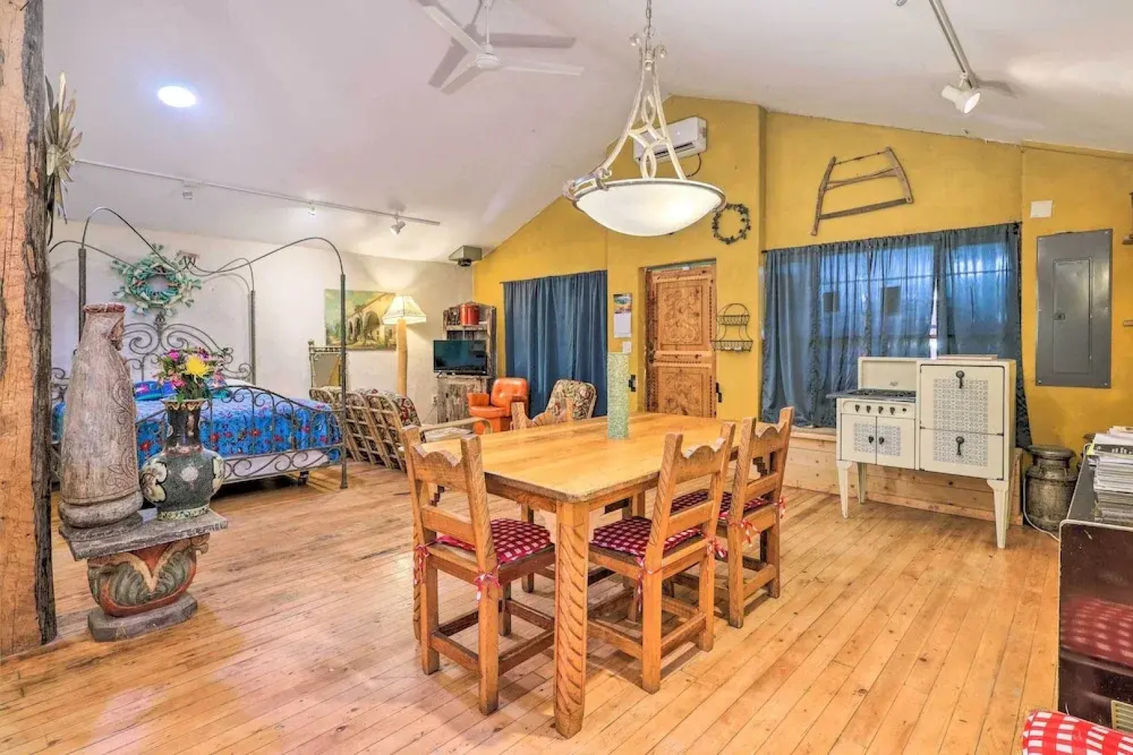 Idyllic Española Casita w/ Charcoal Grill