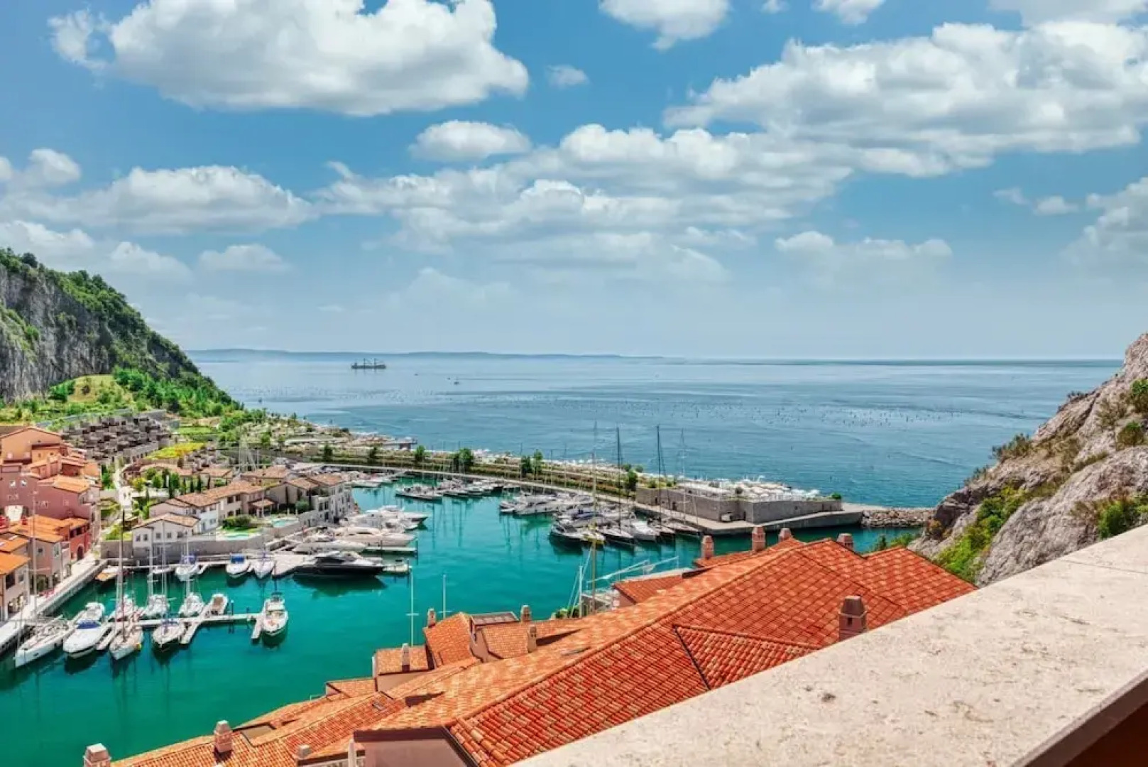 The Lady in Red Studio Flat with Sea View Terrace