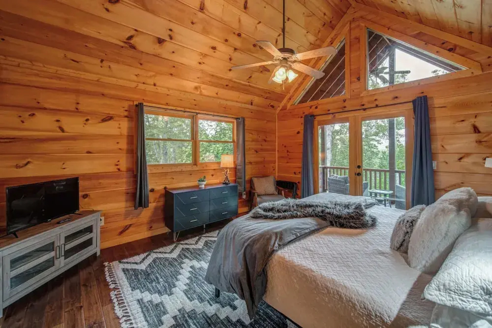 Gorgeous & Secluded 3 BDR Cabin in Mineral Bluff!