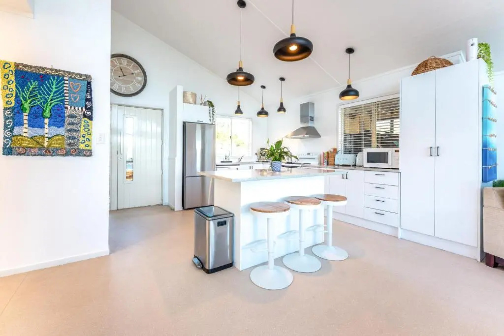 Jellicoe Views - Surfdale Holiday Home