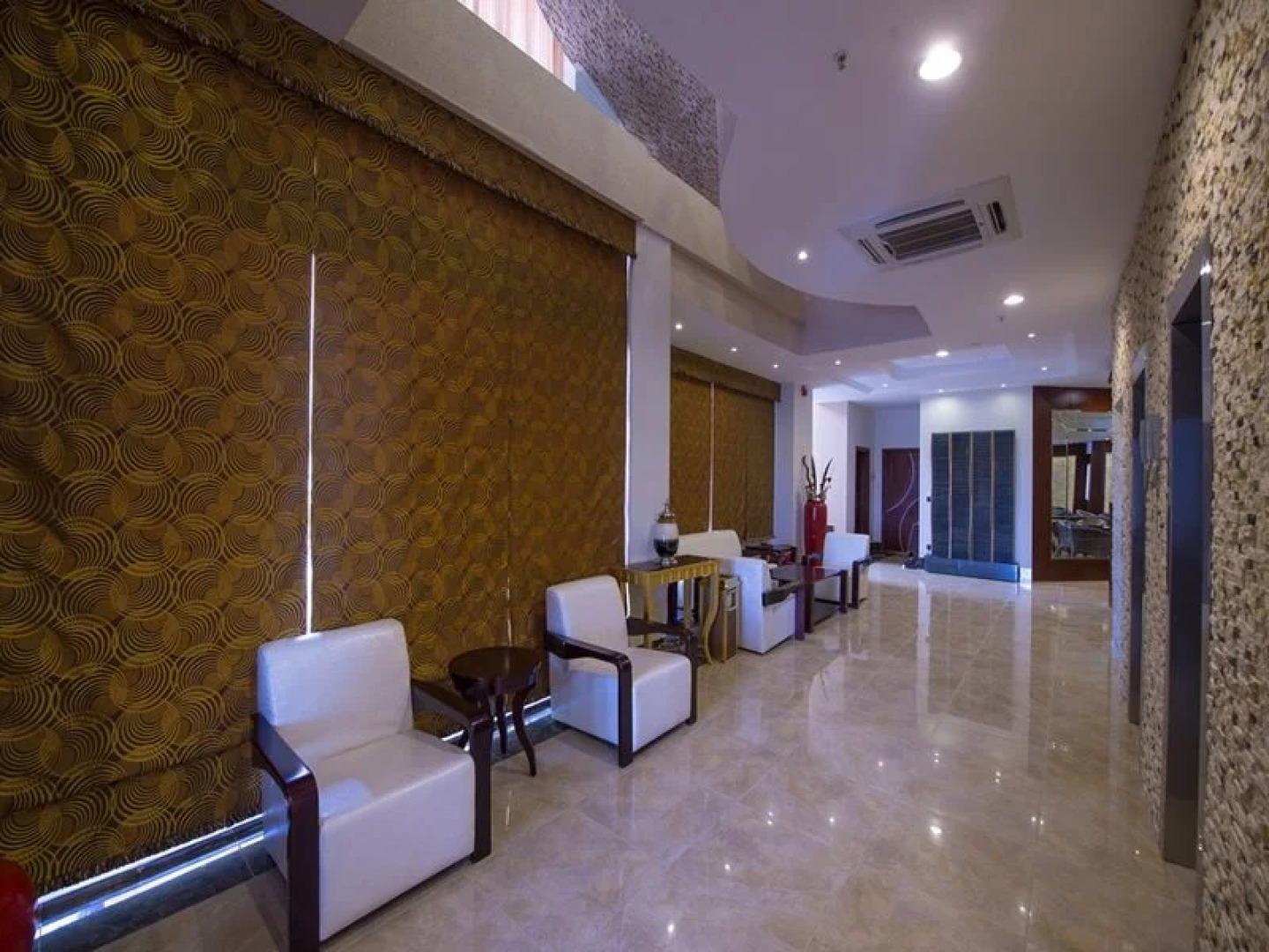 LA Fontaine Royal Hotel