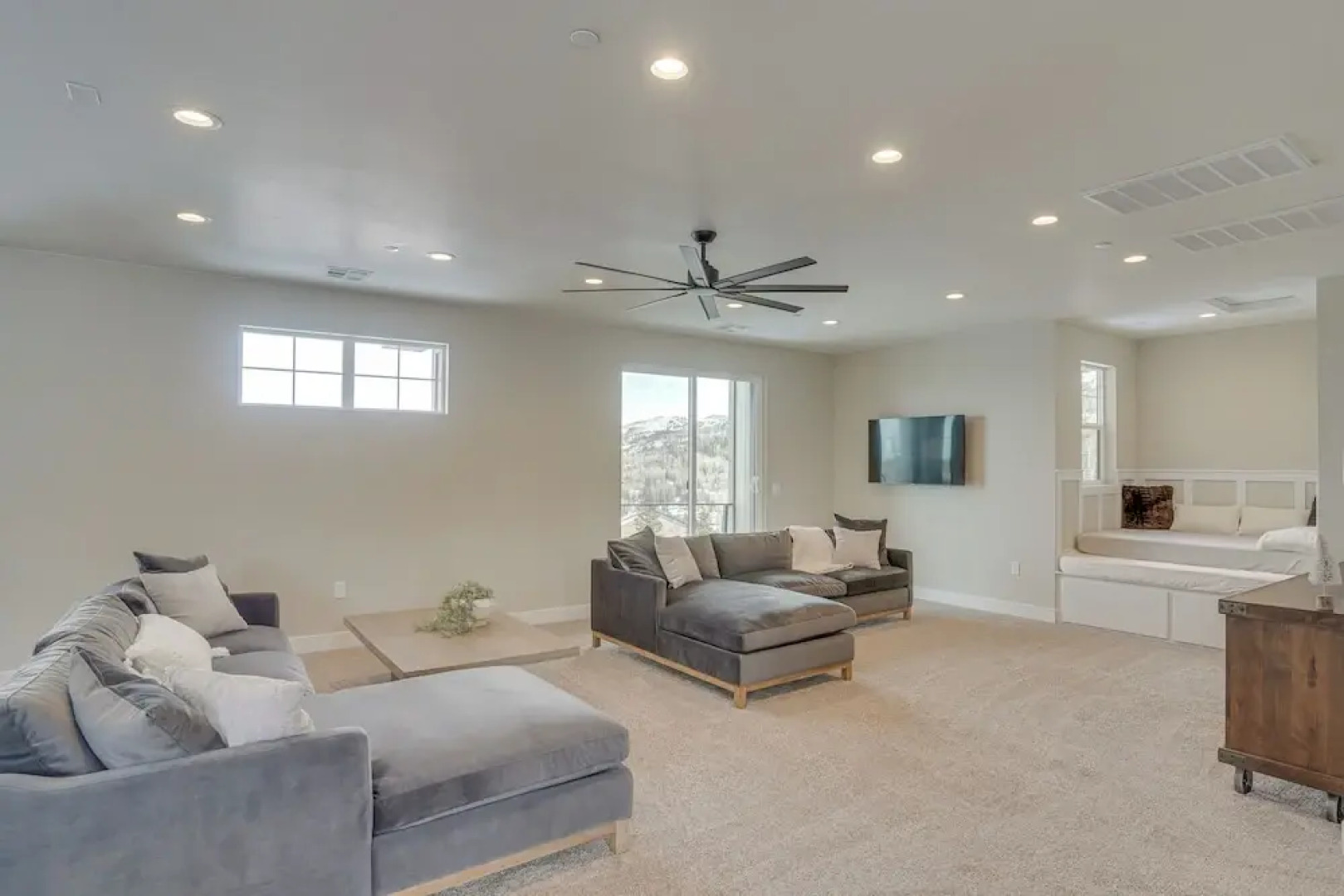 Spacious Utah Escape w/ Balcony & Mountain Views!