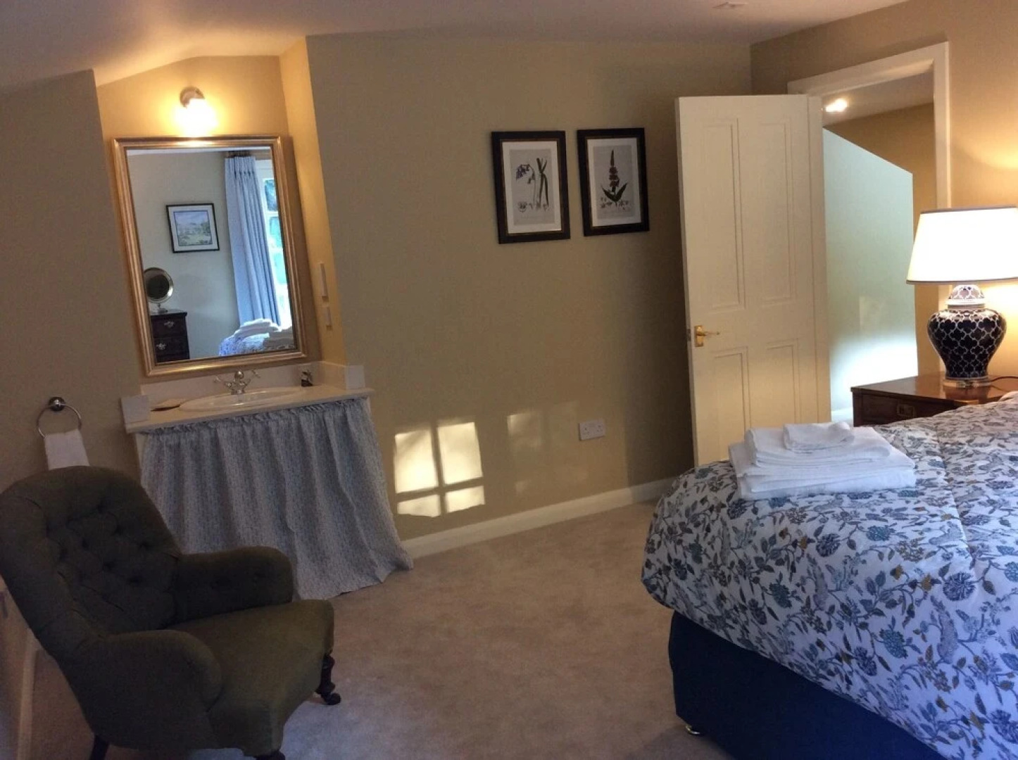 4-bedroom Riverside House With Garden Near Denbigh